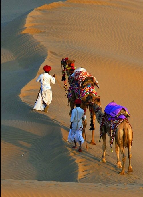 Colorful market in Pushkar, one of the best budget-friendly destinations in India for solo travelers